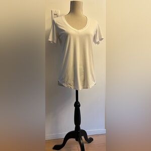 The Group by Babaton White V-Neck T-Shirt XS